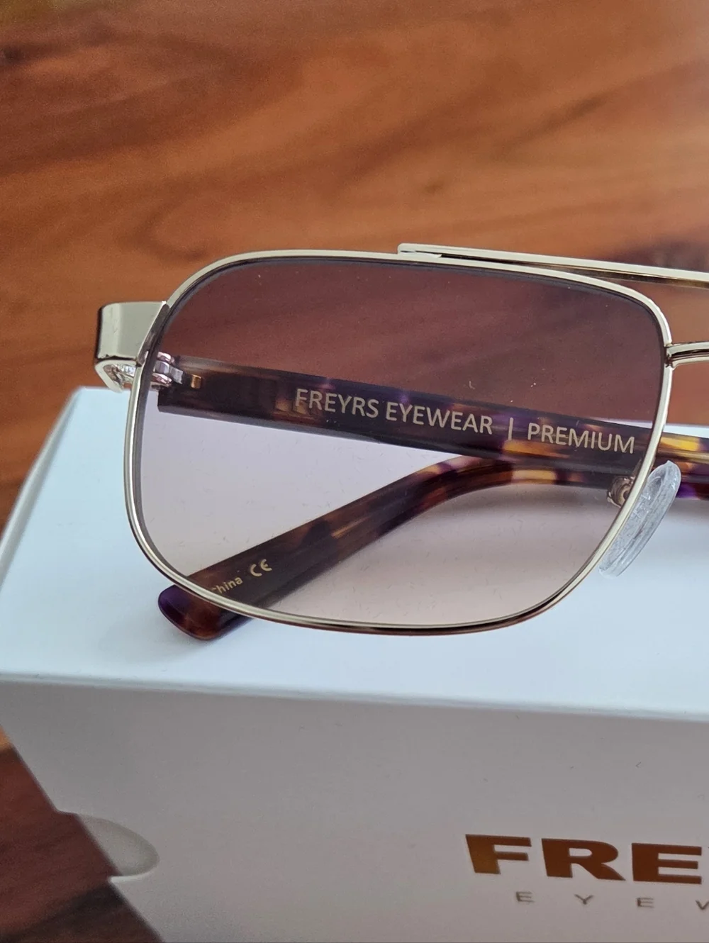 FREYRS Gold Frame Sunglasses Gradient Lenses - Picture 6 of 7